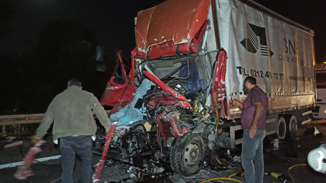 TEM otoyolunda korkunç kaza! Tıra çarpan kamyon kağıt gibi ezildi - Resim: 0