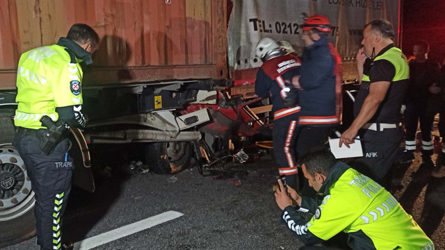 TEM otoyolunda korkunç kaza! Tıra çarpan kamyon kağıt gibi ezildi - Resim: 1