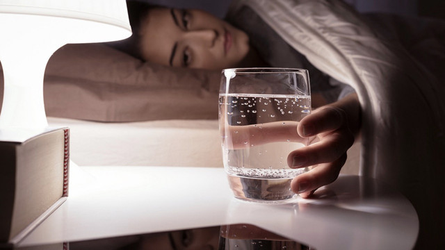 Sakın içmeyin! Gece başınızın ucuna koyduğunuz su sizi zehirliyor - Resim: 2