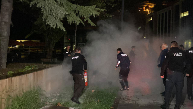 Adliye önünde üzerine benzin döküp kendisini yakmaya kalktı - Resim: 0