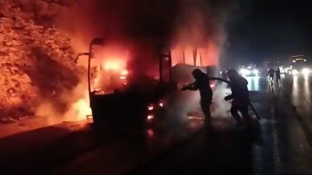 Yolcu otobüsünde can pazarı! Alev alev yandı, 18 yolcu son anda kurtuldu - Resim: 1