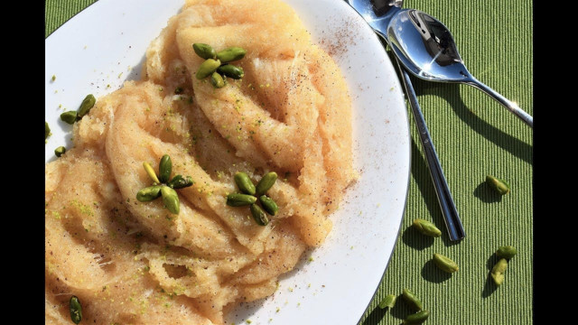 10 dakikaya geliyorum diyen kaynananızın damağını şenlendirecek peynirli irmik helvası tarifi - Resim: 1