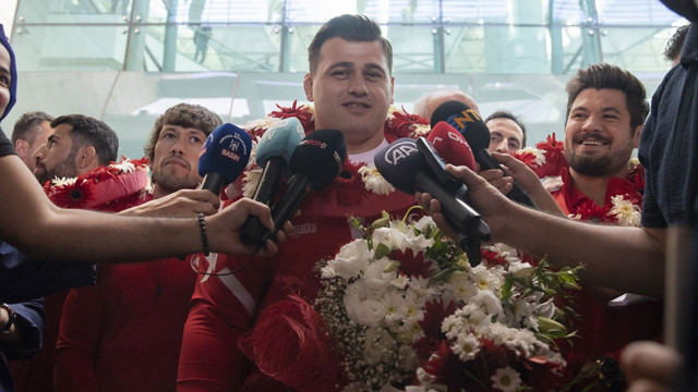 Rıza Kayaalp'e çoşkulu karşılama! Dünya Şampiyonu güreşi bırakacağı tarihi açıkladı! - Resim: 1