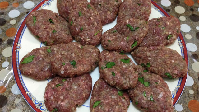 Kokusu bile sizi çocukluğunuza götürecek işte evinizi şenlendirecek anne köftesi tarifi - Resim: 0