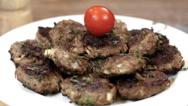 Kokusu bile sizi çocukluğunuza götürecek işte evinizi şenlendirecek anne köftesi tarifi - Resim: 1