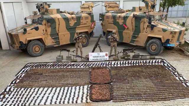 Hakkari Kazan Vadisi'nde operasyon! Bakan Soylu paylaştı: Onlarca kaleşnikov ele geçirildi - Resim: 1