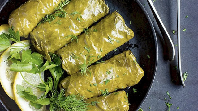 Kokusu mahalleyi saracak komşunuz bize yok mu diyecek karabuğdaylı zeytinyağlı yaprak sarma tarifi - Resim: 1