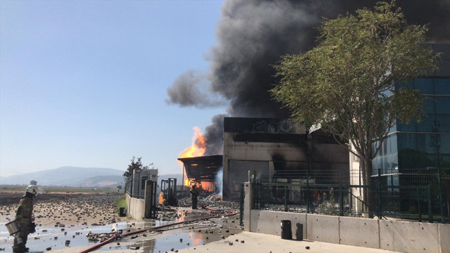 İzmir'de kozmetik fabrikasında yangın çıktı! Patlamalar oluyor alevler her yeri sardı - Resim: 0