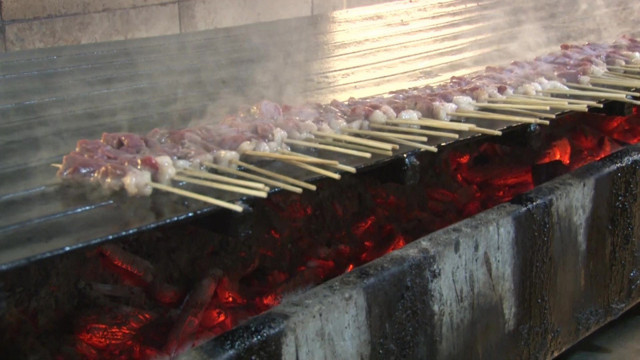 13 bin TL'yi söke söke aldı! Denizli'de 54 kiloluk genç kızdan çöp şiş yeme rekoru 43 dakika sürdü - Resim: 1