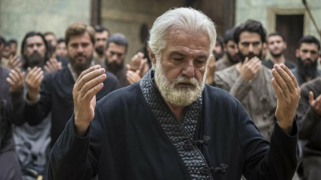 Usta oyuncu Serdar Gökhan'dan Burak Özçivit'e zehir zemberek sözler! "Kulağımın kılı kadar değeri yok" - Resim: 0