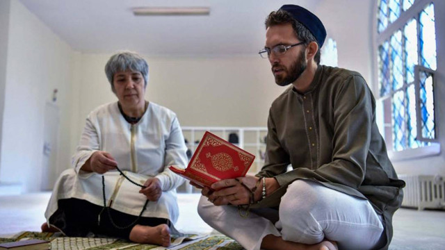 Bir bu eksikti Eşcinsel İmam geliyor ortalık karıştı! İstanbul'da sahneye çıkacak kimdir bu adam? - Resim: 1