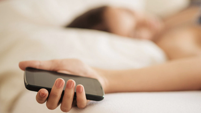 Uyurken cep telefonunu yastığının altına koyuyorsanız eyvah başınız dertte! - Resim: 0