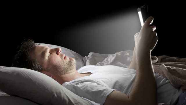 Uyurken cep telefonunu yastığının altına koyuyorsanız eyvah başınız dertte! - Resim: 1