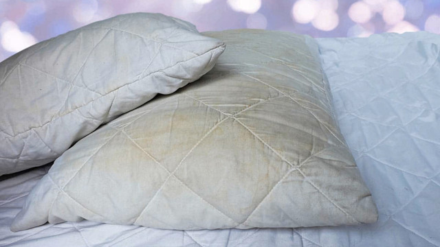 Sadece 4 malzeme ile sararmış yastıkları pamuk gibi bembeyaz yapıyoruz! - Resim: 2