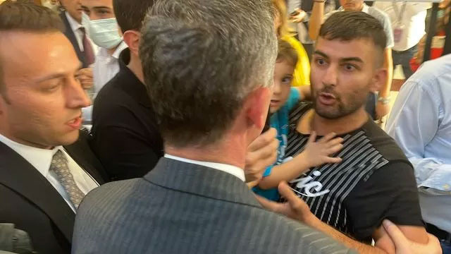 Meral Akşener'in Mersin ziyaretinde 'söz vermiştiniz' gerginliği! Korumalar aldı itekledi beni - Resim: 0