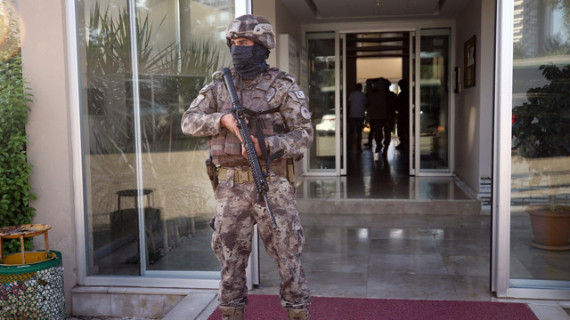 Mersin'de PKK/KCK operasyonu! 18'i belediye çalışanı 30 kişiye gözaltı - Resim: 0