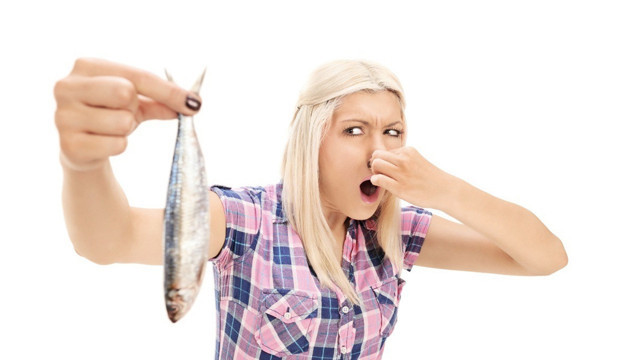 Balık yemek çok keyifli ama ya ele ve odaya sinen kokusu... İşte en basit yöntemler - Resim: 1