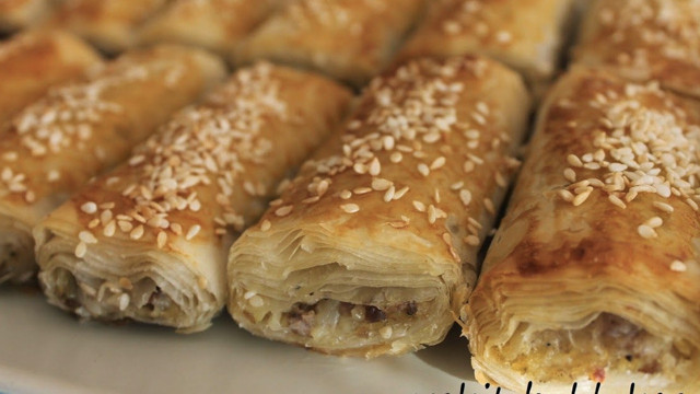 Kaynananız bile tarifini isteyecek hazır yufkadan kıymalı börek tarifi - Resim: 1