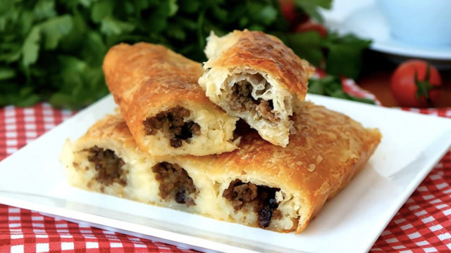 Kaynananız bile tarifini isteyecek hazır yufkadan kıymalı börek tarifi - Resim: 0