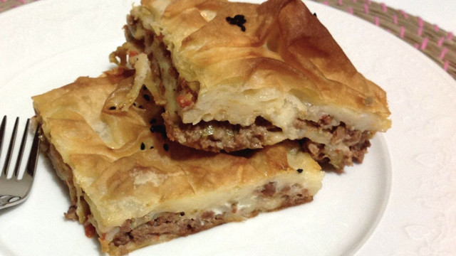 Kaynananız bile tarifini isteyecek hazır yufkadan kıymalı börek tarifi - Resim: 2