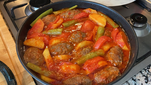 Kokusuyla tadıyla mest edecek tencerede İzmir köfte tarifi! - Resim: 0