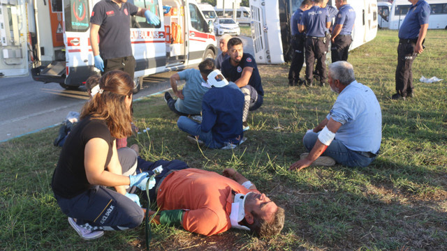 Adana'da can pazarı! İşçi servisi devrildi durumu ağır olanlar var - Resim: 1