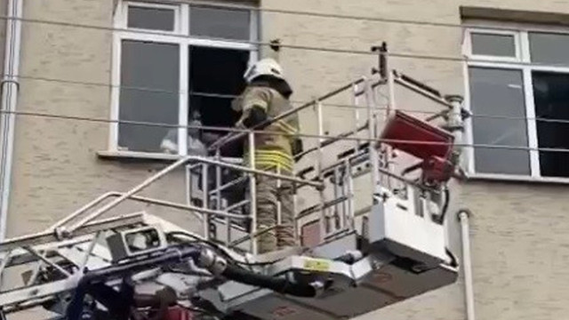 İzmir'de aile sağlığı merkezinde korkutan yangın! 3'ü çocuk 13 kişi kurtarıldı - Resim: 0