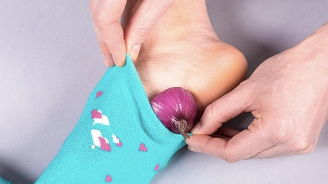 Çorap ve soğan ne alaka demeyin! Uyurken ayağınızın altına soğan koyun olacakları görün - Resim: 1