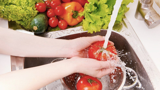 Yeşillikleri temizlerken bu hataya düşmeyin! Herkes sirke kullanıyor ama... - Resim: 0