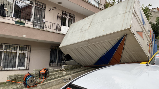 Üsküdar'da kontrolden çıkan kamyonet dehşeti - Resim: 1