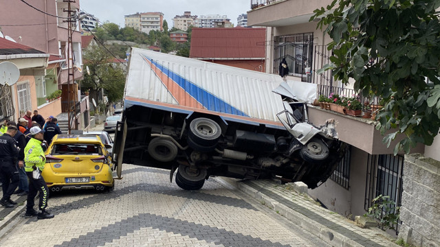 Üsküdar'da kontrolden çıkan kamyonet dehşeti - Resim: 0