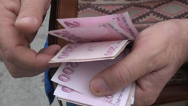 Bursa'da para dolu çanta buldu! Çaresiz kalan adam çaresiz bırakmadı - Resim: 0