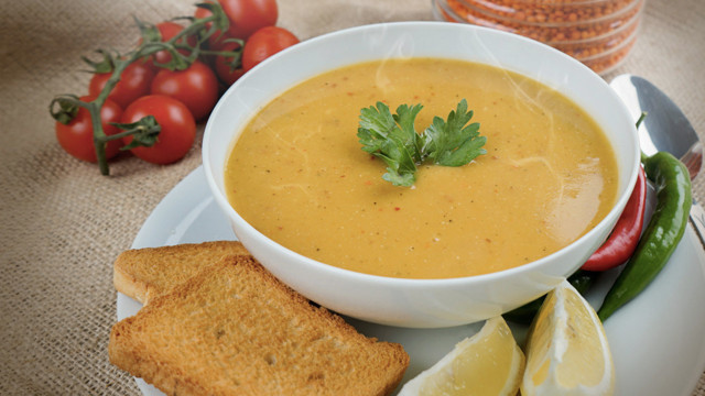 Tavuk suyuna lokanta usulu mercimek çorbası tarifi rengi için bir tutam koyun - Resim: 1