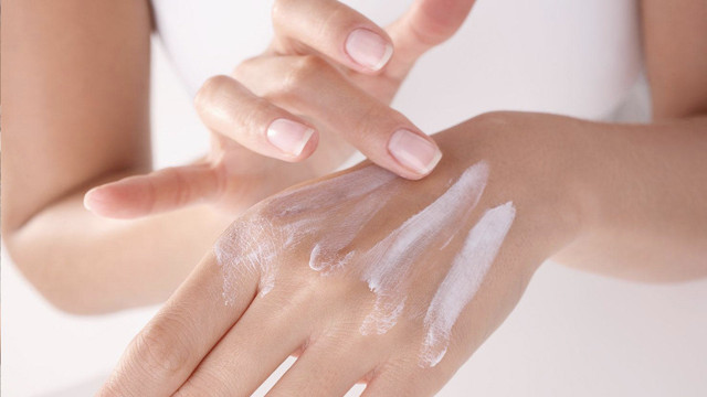 Elinize bakan yaşının 18 mi desin! Bu yöntemle elinizde ne leke kalacak ne kırışık - Resim: 0