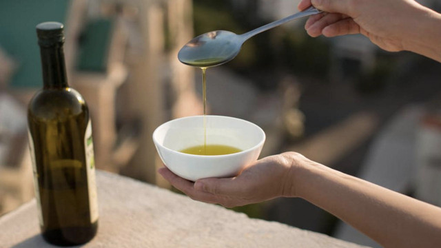 Aç karnına zeytinyağı içmek için harika 9 nedeniniz var! Meğer çok yanlış biliyormuşuz... - Resim: 1