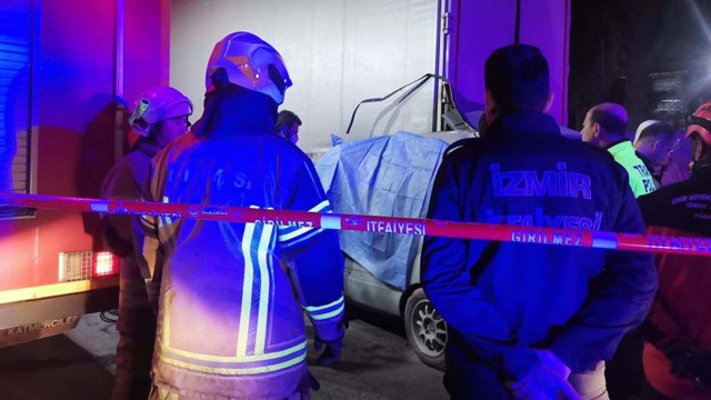 İzmir'de dehşete düşüren kaza! Tıra ok gibi saplanan araçta ölüm kaçınılmaz oldu - Resim: 1