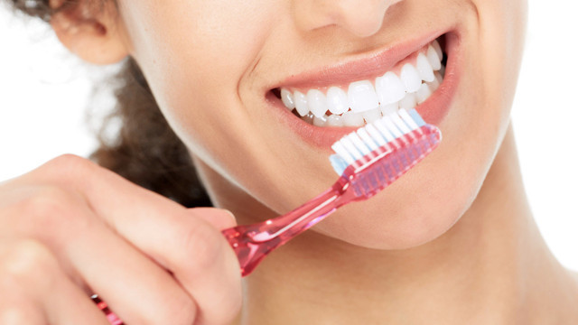 Herkes yanlış biliyormuş! Diş fırçasını sakın ıslatmayın çünkü... - Resim: 1