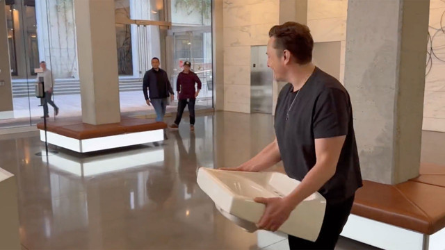 Elon Musk sahibi olduğu Twitter'a sırıtarak lavaboyla girdi intikamı fena oldu hepsini kovdu - Resim: 2