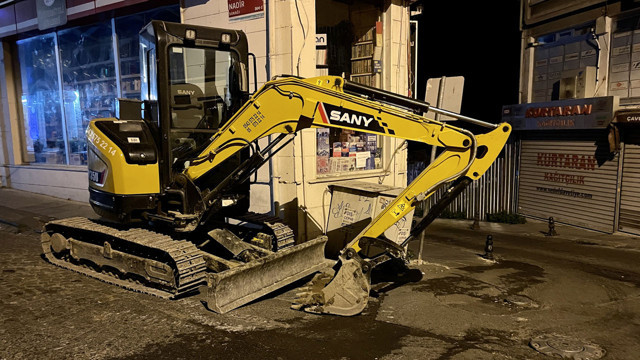 Doğalgaz borusunu patlatan işçiler kaçtı! Gaz kokusu tüm mahalleyi sardı - Resim: 3