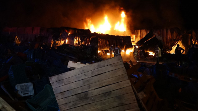 Bursa'da soğuk hava deposunda büyük yangın: 5 kişi yaralandı - Resim: 0