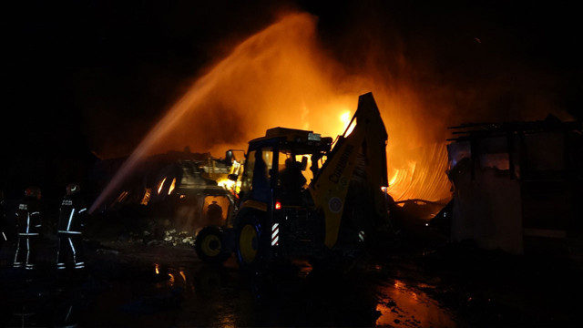 Bursa'da soğuk hava deposunda büyük yangın: 5 kişi yaralandı - Resim: 1