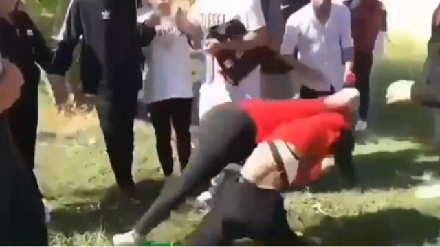 Liseli kızların acımasız kavgasında yumruklar konuştu: Arkadaşları gülerek izledi! - Resim: 0