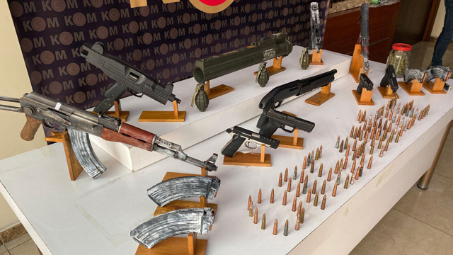 İstanbul'da lav silahlı cephaneliğe baskın! Hepsi suç makinası çıktı - Resim: 0