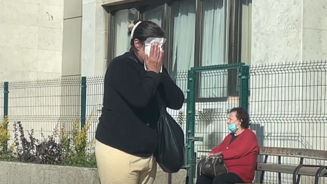 İzmir depreminde balkondan atladı! Gözü yaşlı anne iyi haberler bekliyor - Resim: 0