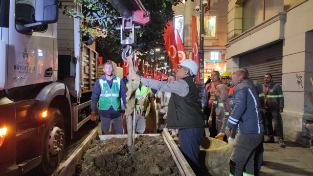 Bombalı saldırı sonrası beton saksılar İstiklal Caddesi’nden kaldırılıyor - Resim: 0