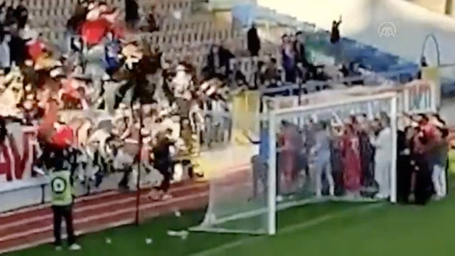 Tam futbolcuları alkışlarken oldu! Karab&uuml;k'te seyirciler file kopunca sahaya &ccedil;akıldı o anlar - Resim: 2