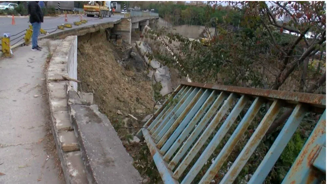 Bakırköy'de istinat duvarı çöktü, E-5 bağlantı yolu trafiğe kapatıldı - Resim: 1