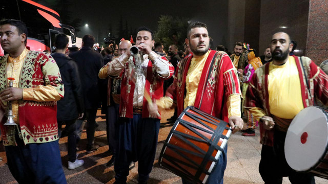 A Milli Takım Çekya maçı için Gaziantep'te! Davul, zurna ve baklavalarla karşıladılar! - Resim: 1