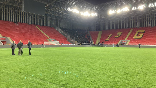 Göztepe Altay maçında taraftarların üzerine işaret fişeği atan holigan yakalandı! - Resim: 4