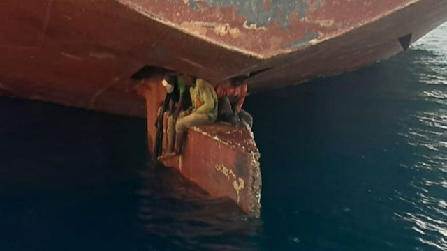 3 mültecinin bulunduğu yere bakın 11 gün geminin dümeninde aç susuz... - Resim: 0